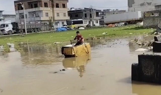 Mardin'de yağmur suyu birikintisinde "buzdolabı kasası kayık" keyfi