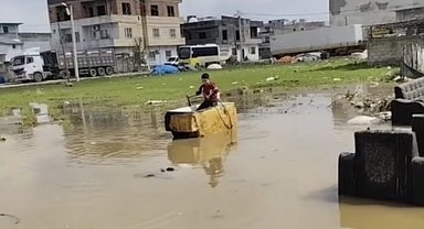 Mardin'de yağmur suyu birikintisinde "buzdolabı kasası kayık" keyfi