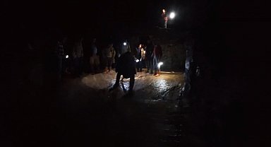 Mardin'de yoğun yağış sonrası köyü su bastı, muhtar ve vatandaşlar müdahale etti