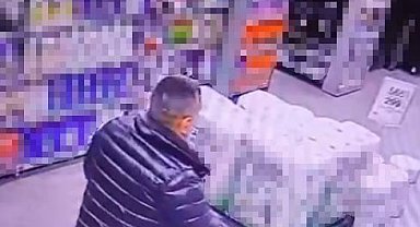 Marketten alkol çaldı, kimse görmeden şişeleri pantolonun içine soktu