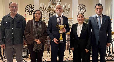 Masa tenisi turnuvasında dereceye giren sağlık personeline tebrik