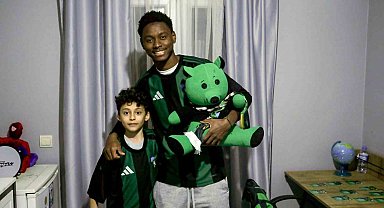 Maskot kostümünden futbolcu çıktı, çocuk taraftarın heyecandan elleri titredi