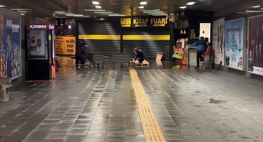 Mecidiyeköy metro alt geçidini su bastı, görevliler suyu kovalarla tahliye etmeye çalıştı