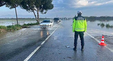 Menderes Nehri taştı, İncirliova-Koçarlı yolu sular altında kaldı