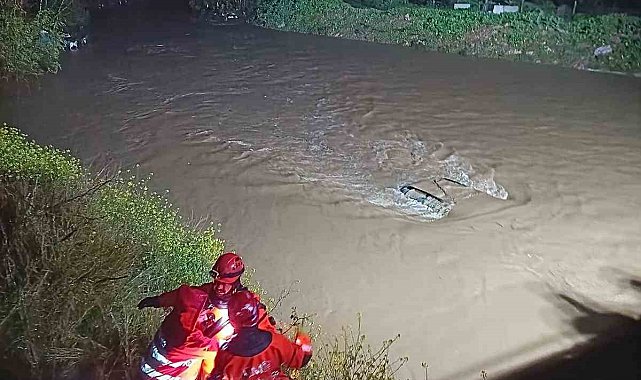 Menderes'te araç dereye uçtu, İzmir itfaiyesi seferber oldu
