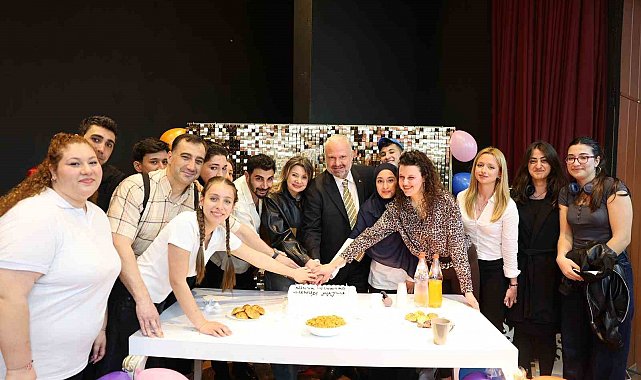 Menemenli oyuncular sahnede yıldızlaştı