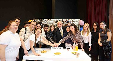 Menemenli oyuncular sahnede yıldızlaştı