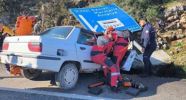 Menteşe'de kazada alev alan araçtaki 2 kişi ekiplerce kutarıldı