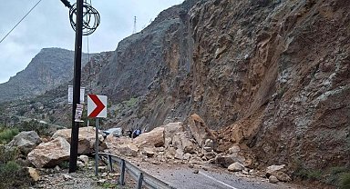 Mersin-Antalya karayolunda heyelan: Yol trafiğe kapandı, 1 yaralı