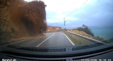 Mersin-Antalya yolundaki heyelan araç kamerasında