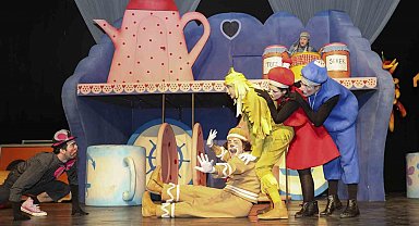 Mersin'de 'Bisküvi Adam' oyunu miniklerle buluştu