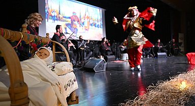 Mersin'de 'İlmek İlmek Kadın' gösterisi izleyenleri duygulandırdı