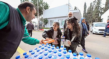 Mersin'de bayramda mezarlıklarda vatandaşlar yalnız bırakılmıyor