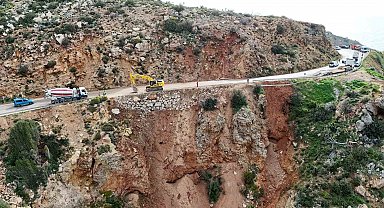 Mersin'de çöken yolda çalışmalar sürüyor: Mersin-Antalya yolunda trafik kontrollü sağlanıyor
