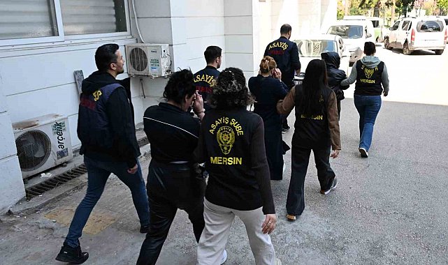 Mersin'de evleri soyan kadın hırsızlar minibüste polise yakalandı