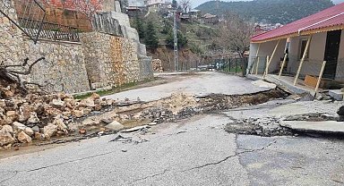 Mersin'de heyelan: Yol yarıldı, evler zarar gördü