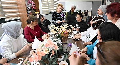 Mersin'de kadınlar yapay çiçek kursuyla üretip kazanıyor