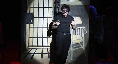 Mersin'de tiyatro şöleni 'Eyvah Nadir' ile sona erdi