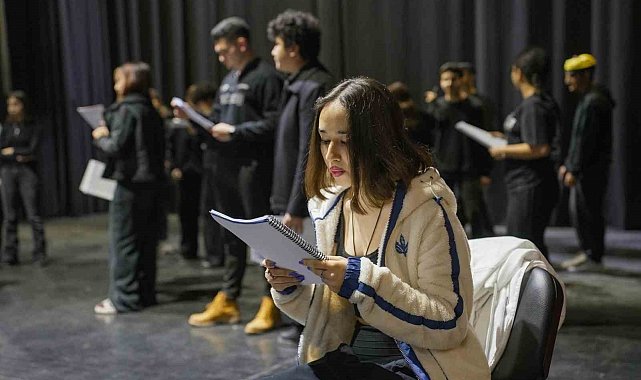 Mersin'de tiyatroya ilgi artıyor, kurslar yoğun katılımla sürüyor