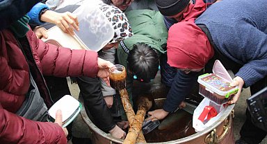 Mesir Macunundan alabilmek için kazanın içine girdiler