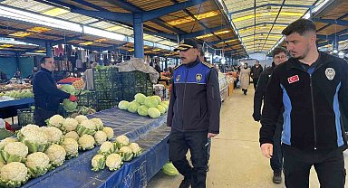 Meyve sebze pazarında fiyat etiketi denetimi