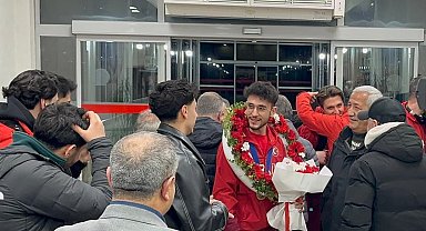 Milli sporcu Furkan Akar çiçeklerle karşılandı