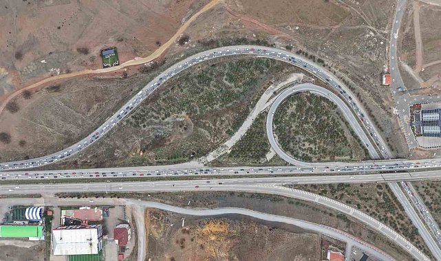 Milyonlarca öğrenci pazartesi ders başı yapacak, tatilciler dönüşe geçti: 43 ilin geçiş noktasında yoğun trafik