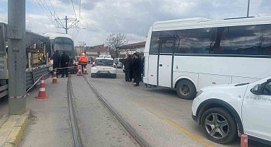 Minibüsle çarpışan tramvay raydan çıktı