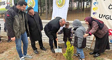 Minik eller fidanları toprakla buluşturdu