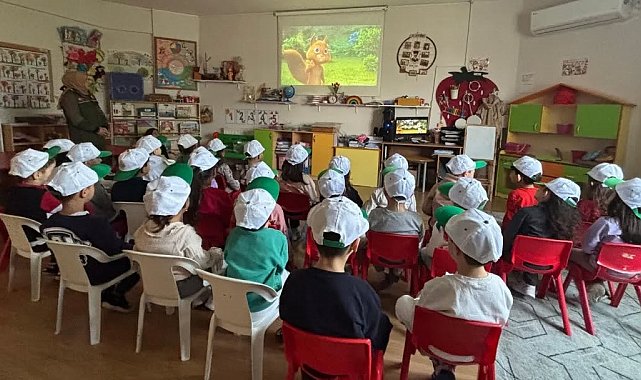 Minik eller toprakla buluştu