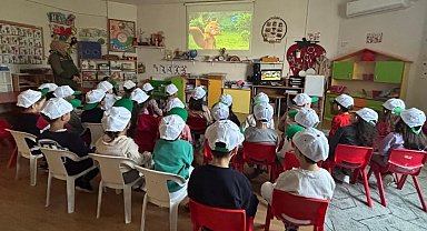 Minik eller toprakla buluştu