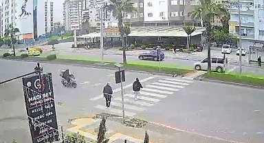 Motokurye kız çocuğuna çarptı, o anlar güvenlik kamerasında