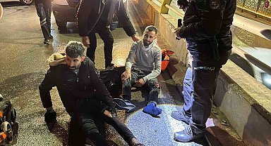 Motosiklet, otomobile arkadan çarptı: 2 yaralı