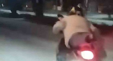 Motosiklet sürücüsünün trafikte tehlikeli anları kamerada