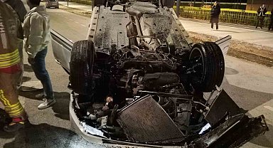 Motosiklete çarpan otomobil takla atarak ters döndü: 2 yaralı