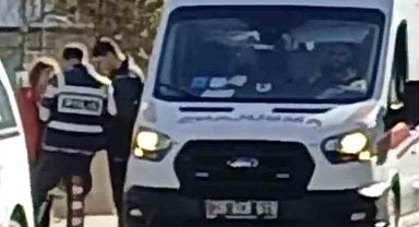 Motosikleti üzerine devrilen sürücü yaralandı