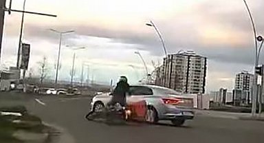 Motosikletin otomobille çarpışma anı kamerada