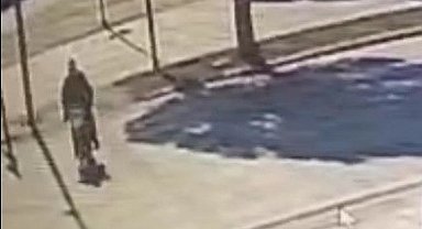 Motosikletiyle yaya geçidinden geçmek isteyen adamın hayatını kaybettiği kaza anları ortaya çıktı