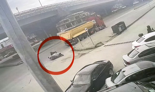Motosikletli tırın altına girmekten son anda kurtuldu