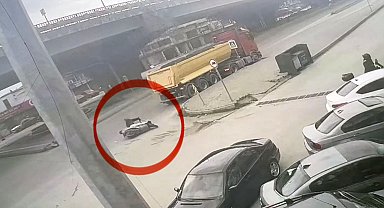 Motosikletli tırın altına girmekten son anda kurtuldu
