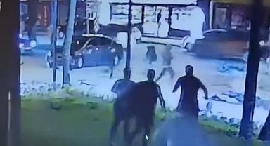 Motosikletlinin metrelerce sürüklendiği feci kaza kamerada