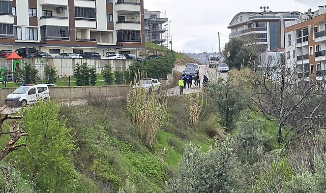 Mudanya'da yağmur sonrası site önündeki yol çöktü