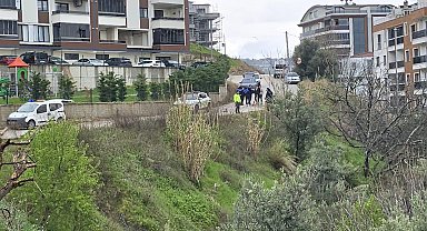 Mudanya'da yağmur sonrası site önündeki yol çöktü