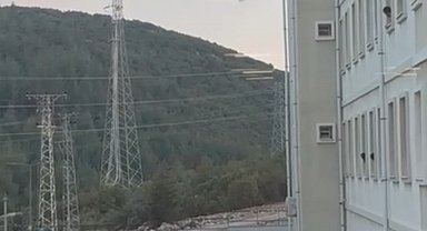 Muğla'da korku dolu anlar: Yurdun camına çıkan genç hava yastığına atladı