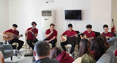 Muğla'da liseli gençlerden huzurevi sakinlerine müzik ziyafeti