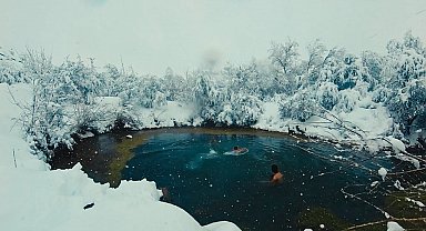 Muhteşem manzarada üç arkadaş kar yağışı altında gölette yüzdü