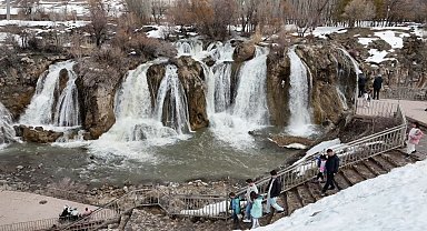 Muradiye Şelalesi her mevsim ayrı bir güzel