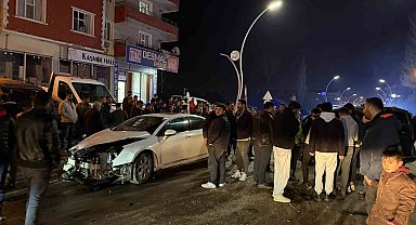 Muradiye'de otomobil ve kamyonet çarpıştı: 2 yaralı