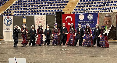 Muradiye'nin minik halk oyuncuları il birincisi oldu