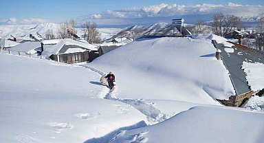 Muş'ta 1800 rakımlı köy kara gömüldü: Evler kar altında, ulaşım tünellerle sağlanıyor